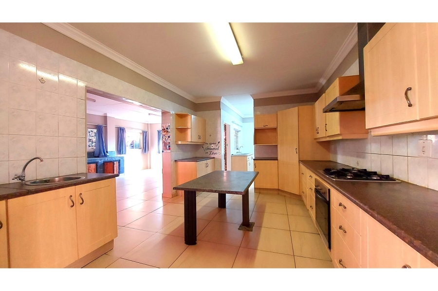 6 Bedroom Property for Sale in Ifafi North West